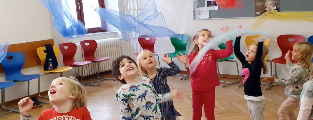 FotoKindermusikgruppen Ta nzen-Singen-Bewegen i n Hietzing